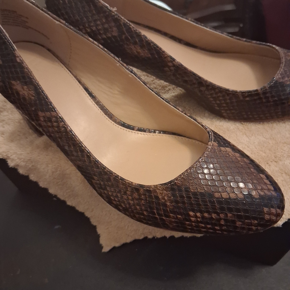 Chic Snakeskin Pattern Heels - Picture 2 of 7